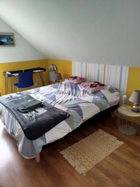 Chambre jaune dans maison avec parking